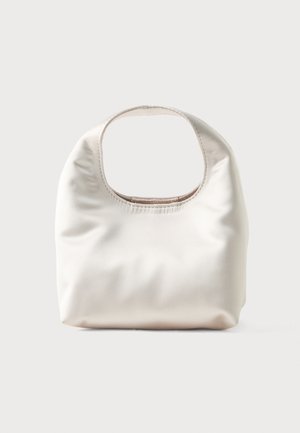 Weiche, cremeweiße Lederhandtasche mit abgerundetem Griff und leicht geraffter, lässiger quadratischer Form auf einfarbigem Hintergrund.