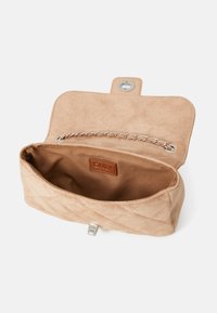Beige nahkaista tilkkutäkkiä oleva clutch hopeisilla yksityiskohdilla, ketjuaccentilla ja jakautuneella sisustalla, jossa on ruskea vuori ja brändilappu.