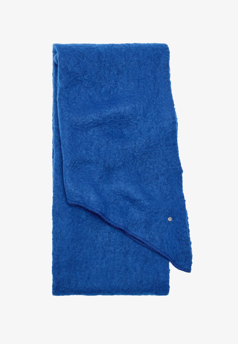 Niebieski koc z filcu o miękkiej fakturze, prostokątnym kształcie i subtelnym akcentem logo w jednym z rogów. Krawędzie są starannie wykończone.