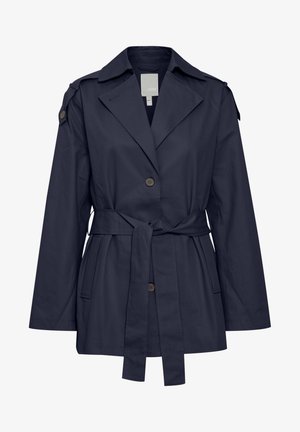 Mornarsko plavi trench kaput s pojasom u struku, zatvaranjem na dugmad i epauletima na ramenima. Izrađen od glatke tkanine, s klasičnim dizajnom ovratnika.