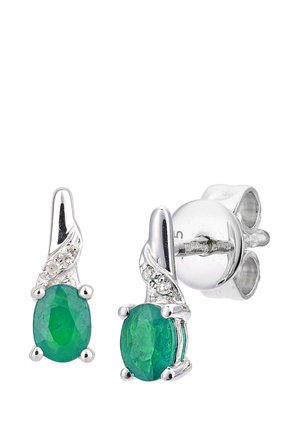 Zielone kolczyki w kształcie owalnych kamieni szlachetnych, osadzone w polerowanym srebrze z wykręconym wzorem i małymi przezroczystymi akcentami.