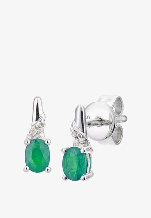 Smaragdzaļa auskaru pāris ar ovāliem zaļiem akmeņiem, iekārtoti pulētā sudrabā ar savītu dizainu un nelielām caurspīdīgām akcijām.