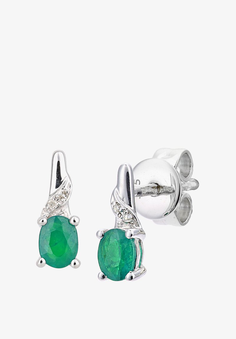 Smaragdzaļa auskaru pāris ar ovāliem zaļiem akmeņiem, iekārtoti pulētā sudrabā ar savītu dizainu un nelielām caurspīdīgām akcijām.