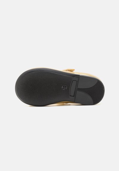 Tan-farbene Schuhe mit einem strukturierten Wildleder-Obermaterial, schwarzem Gummisohle und einer runden Form. Verfügt über einen stabilen Absatz und ein flexibles Grip-Muster.