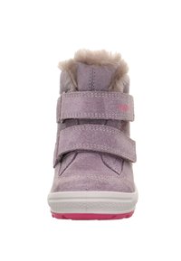 Fialová semišová kotníková bota s dvěma suchými zipy, syntetickým kožíškem na vrchu a bílou podrážkou s růžovými akcenty.