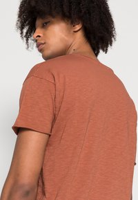 Nudie Jeans ROGER - T-shirt básica - terra