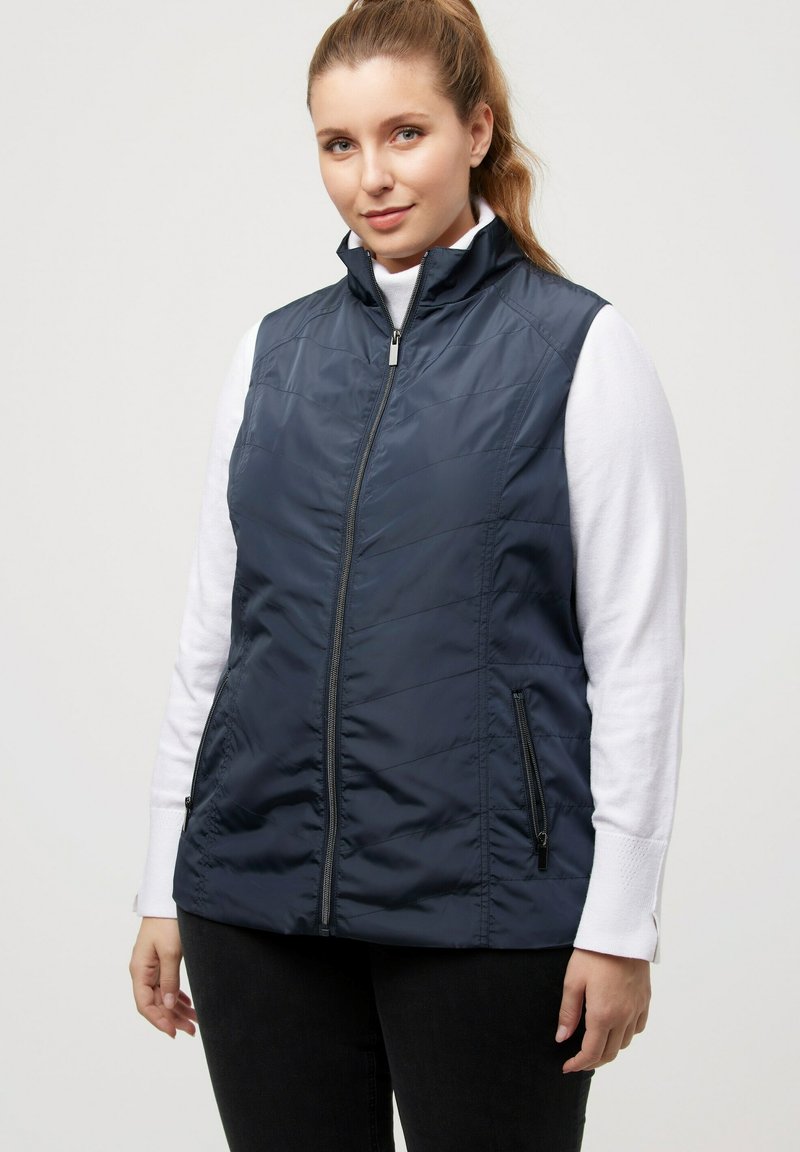 Ulla Popken COUTURES FANTAISIE COL MONTANT POCHES ZIPPÉES - Vest - blue-grey