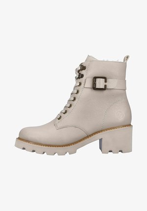 Beige Leder-Stiefelette mit strukturierter Oberfläche, runder Zehenpartie, Schnürung vorne, metallischen Akzenten und einem stabilen, robusten Absatz.
