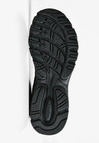 Čierna športová obuv s podrážkou s textúrovaným, drážkovaným vzorom pre lepšiu trakciu. Dizajn obsahuje zakrivené línie a rôzne vzory behúňa.