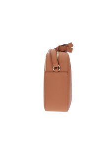 Borsa a mano in pelle color cuoio con forma rettangolare, dotata di chiusura a zip, tracolla piatta e superficie testurizzata per una maggiore resistenza.