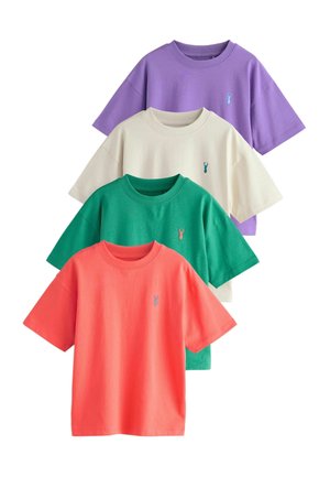 Cztery koszulki z krótkim rękawem na wystawie; kolory to fioletowy, beżowy, zielony i koralowy. Każda ma małe logo homara wyszyte na piersi.