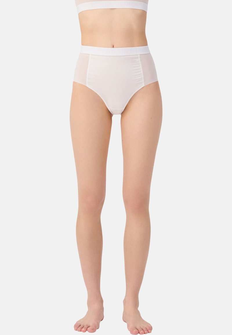 Hoge witte onderbroek gemaakt van zacht, glad materiaal met een contrasterende elastische tailleband en doorschijnende zijpanelen.