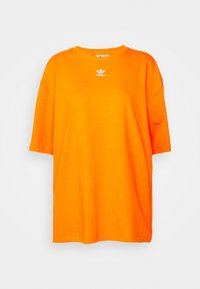 Oranžové bavlněné tričko s krátkými rukávy, kulatým výstřihem a malým bílým logem Adidas na hrudi. Jednoduchý, pohodlný design.