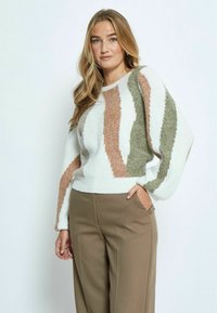 PEPPERCORN Trui - kangaroo brown jacquard