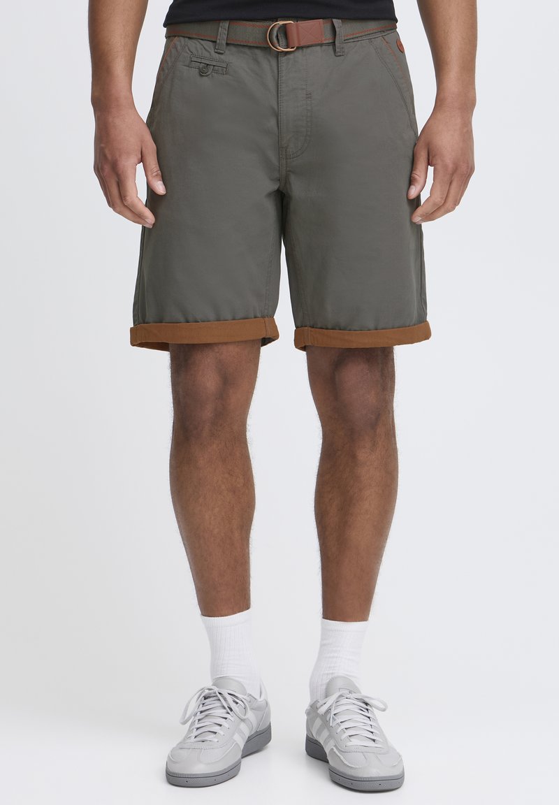 Grå shorts med brune opfoldede manchetter, der har et bælte med en rund metalspænde og sidelommer. Lavet af letvægtsstof.