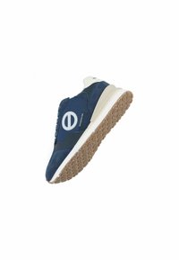 Scarpa sportiva blu navy con sezioni in rete, dettagli in suede, suola in gomma e logo circolare. Presenta un tallone imbottito per un maggiore supporto.