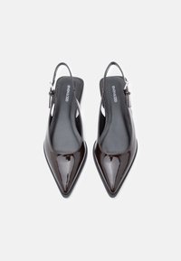 Λείο γυαλιστερό καφέ σκούρο παπούτσι με λουράκι πίσω και μυτερή μύτη, με λείο επάνω μέρος και επενδυμένο εσωτερικό πάτο. Περιλαμβάνεται ρυθμιζόμενο λουράκι στον αστράγαλο.