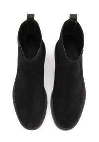 Fekete velúr Chelsea csizma pár, lekerekített orral, rugalmas oldalsó panelekkel és húzófülekkel, fehér háttérrel.