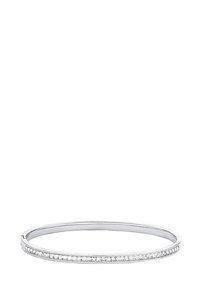 Bracciale rigido in argento con una finitura liscia e una fila di piccoli cristalli trasparenti lungo un bordo, creando un design sottile ma elegante.