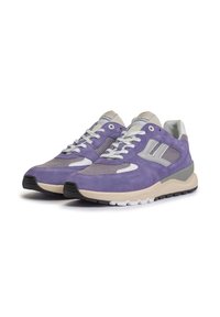 Le sneakers in suede viola presentano dettagli in rete, particolari grigio chiaro e una suola beige, progettate per comfort e supporto.