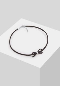 Collier ras du cou en suède noir avec un petit nœud et des accents en perles argentées. Il comprend des fermoirs en métal et une chaîne réglable pour varier la longueur.