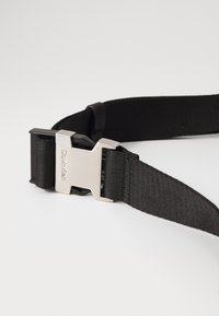 Calvin Klein MUST WAISTBAG  - Jostas soma - black