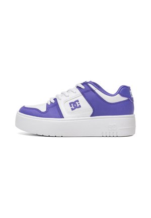 Lavtopet sneaker med tyk hvid sål, hvide og lilla paneler, hvide snørebånd og DC-mærkelogo på siden og hælen.