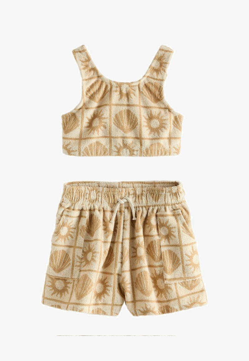 Ensemble deux pièces en éponge beige avec motif soleil et coquillages, composé d'un débardeur court et d'un short à taille élastique avec cordon de serrage.