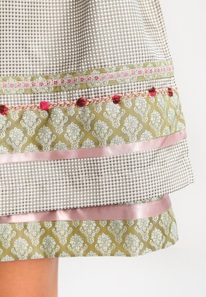 Beżowo-biała tkanina w kratkę gingham warstwowa z zieloną tkaniną o wzorze damask, różowymi satynowymi wstążkami i małymi czerwonymi haftowanymi kwiatami.