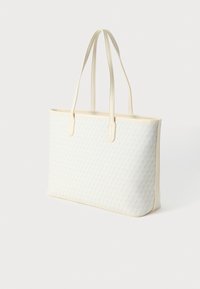Borsa tote bianca trapuntata con manici e rifiniture beige lisci. Forma rettangolare, texture morbida, con motivo a diamante sulla superficie.