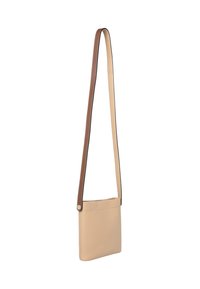 Mala bež kožna crossbody torba s dugim podesivim smeškim remenom i okruglim zlatnim detaljima na beloj pozadini.