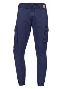 Pantalones de cargo de color navy con un ajuste tapered, puños elásticos, múltiples bolsillos laterales, un cinturón tejido y un acento de cuero cerca de la cintura.