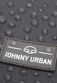 Material negro texturizado con gotas de agua. Presenta una placa de logotipo rectangular gris en relieve con "JOHNNY URBAN" en letras blancas.