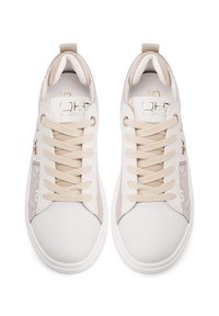 Sneaker bianchi e beige con pannelli laterali testurizzati, punta tonda, suole piatte e chiusura con lacci. Presentano un accento dorato del logo sulla linguetta.