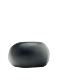 Zwarte, gladde, ronde steenvormige object met een matte afwerking en subtiele rondingen, die lijkt op een gepolijste kiezel.