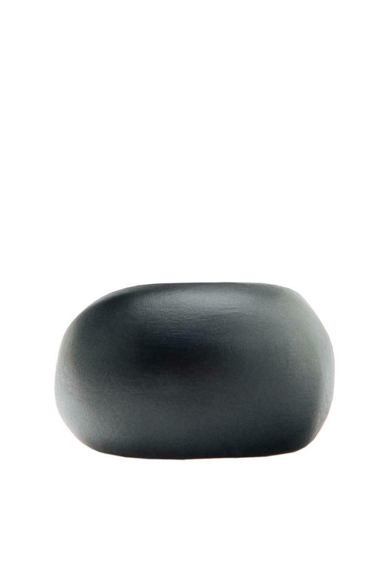 Zwarte, gladde, ronde steenvormige object met een matte afwerking en subtiele rondingen, die lijkt op een gepolijste kiezel.
