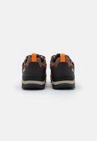 Braune und schwarze Outdoorschuhe mit einem Obermaterial aus Netz und Synthetik, ausgestattet mit orangen Fersenschlaufen und einer strukturierten Sohle für besseren Halt.