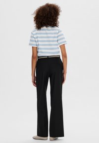 Selected Femme SLFESSENTIAL TEE - T-shirts med print - blue/bright white