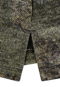 Camouflage-Muster in Grüntönen, Braun und Grau, mit strukturierter Strickoptik und einem unauffälligen Schlitz am Saum.