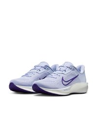 Zapatillas deportivas de color púrpura claro con parte superior de malla transpirable, presentan un logo Swoosh púrpura, entresuela blanca y suela exterior negra texturizada.