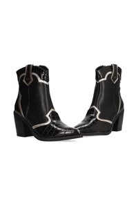 Botas negras de tobillo que combinan cuero liso y con patrón de cocodrilo, detalles en plata y un tacón alto y afilado.