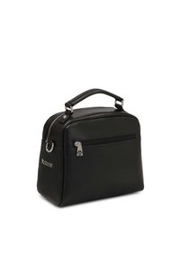 Sort læderhåndtaske med en struktureret form, sølvfarvet hardware, topgreb og en lynlåslomme foran med logodetalje.