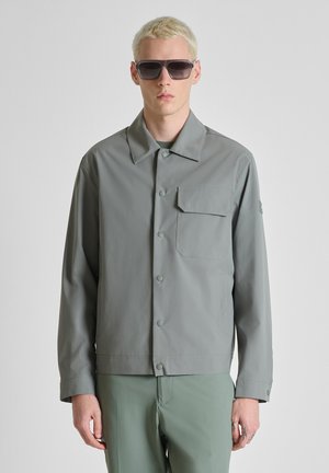 REGULAR FIT IN COMPOUND WITH PATCH LOGO ON SLEEVE - Jas - green