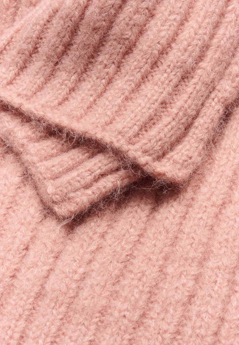 Różowy dzianinowy sweter z ryżowym wzorem, charakteryzujący się miękkimi włóknami i warstwowym wyglądem.