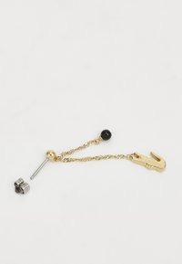 Orecchino pendente color oro con catena texture, perla nera e charm logo Lacoste. Include un supporto color argento per una chiusura sicura.