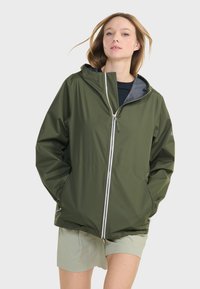 Groene waterdichte jack met capuchon, ritsluiting, zijzakken en grijze voering. Heeft een ontspannen pasvorm en een lichte, soepele textuur.