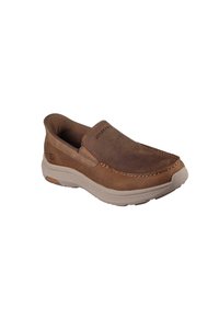 Zapato marrón de piel sin cordones con punta redondeada, parte superior texturizada, costuras en contraste y una suela acolchada en beige. Presenta un logotipo en el lateral.