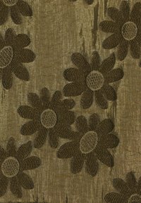 Textil med en texturerad olivgrön bakgrund och broderade mörkbruna prästkragar, som visar detaljerade kronblad och vävda mönster.