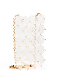 Borsa trasparente in acrilico con tracolla a catena, componenti circolari e dettagli in tonalità oro. Superficie liscia con un design geometrico.