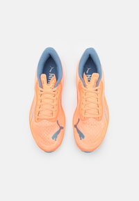 Zapatillas de correr con una parte superior de malla ligera y transpirable en un vibrante color naranja, detalles en azul y una suela acolchada. Incluye cordones y un detalle de logo.